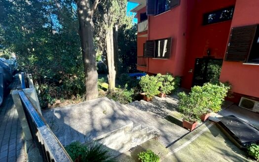 BEBEK KORTEL KORUSUNDA BOĞAZ MANZARALI VE HAVUZLU SATILIK MÜSTAKİL BİNA